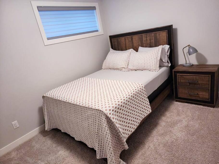 Deluxe 2 Bedroom Suite With*Netflix/Cable/Prime Едмонтон Екстер'єр фото
