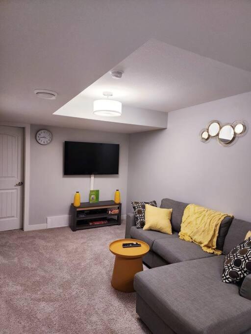 Deluxe 2 Bedroom Suite With*Netflix/Cable/Prime Едмонтон Екстер'єр фото